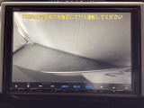 ギヤをR(バック)に入れるとナビの画面に後ろの映像が映るリアカメラ付です。後退時、コンディションが悪い視界でもカラーバックモニターがドライバーをサポートします。