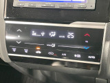 【オートエアコン】一度お好みの温度に設定すれば、車内の温度を検知し風量や温度を自動で調整。暑い&hellip;寒い&hellip;と何度もスイッチ操作をする必要はありません。快適な車内空間には必須の機能ですね♪