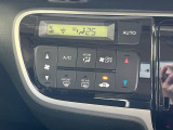 【オートエアコン】一度お好みの温度に設定すれば、車内の温度を検知し風量や温度を自動で調整。暑い&hellip;寒い&hellip;と何度もスイッチ操作をする必要はありません。快適な車内空間には必須の機能ですね♪