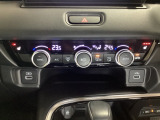 オートエアコンがついてます。左右独立で温度設定のできるデュアルオートエアコンです。パネル内のシートヒータースイッチは前席の左右別々に3段階で温度設定ができます。