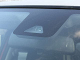 【スマートアシスト】走行中に前方の車両等を認識し、衝突しそうな時は警報とブレーキで衝突回避と被害軽減をアシスト。より安全にドライブをお楽しみいただけます。