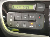 【オートエアコン】一度お好みの温度に設定すれば、車内の温度を検知し風量や温度を自動で調整。暑い&hellip;寒い&hellip;と何度もスイッチ操作をする必要はありません。快適な車内空間には必須の機能ですね♪