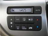 フルオートエアコン搭載。好みの温度に設定するだけで、風向や風量を自動でコントロール!いつでも快適な車内環境に。