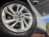 【純正16インチアルミホイール】外観にマッチした純正アルミホイールを装着しております。各種社外アルミホイールや、スタッドレスタイヤも取扱いしております。是非ご相談ください♪