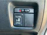 片側電動スライドドア装備!運転席よりボタン一つで開閉可能でございます。