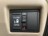左側電動スライドドアは運転席からでも操作ができるように、ハンドル付近に開閉の操作スイッチが付いています。