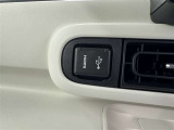 充電用USB端子付き。スマートフォンなどの充電に便利です。