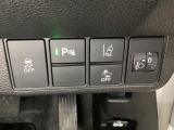 ハンドルの右側にはヘットライトリベライザーとHondaセンシング用のメインスイッチがついています。ヘッドライトリベライザーは道路状況や積荷の加重に応じてライトの高さを調節できます。