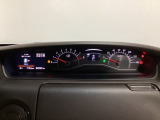 スピードメーターとタコメーターを大きく配した見やすいメーター部になっています。左側のインフォメーション画面でオドメーターや燃費などの情報を確認できます。