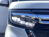 【LEDヘッドライト】悪天候や夜間走行時も良好な視界を確保し安心して運転できる高輝度LEDヘッドライトを装備!点灯速度が早く、消費電力も抑えられています。