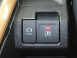 電動パーキングブレーキ&オートブレーキホールド機能付。「HOLD」スイッチを押しシステムONの状態にしておくことで信号待ちでブレーキを踏んで停車時ブレーキペダルから足を離してもブレーキを保持。楽です。