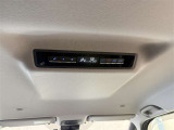 【リアエアコン】セカンドシート上部には、リヤオートエアコン操作スイッチがあります!これで後部座席に座っている人たちも快適ですね♪