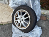 タイヤサイズは175/65R15です。2023年式のタイヤとなります。現在スタッドレスタイヤを装着しております。冬タイヤは現状でのお渡しとさせていただきます。