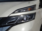 【LEDヘッドライト】悪天候や夜間走行時も良好な視界を確保し安心して運転できる高輝度LEDヘッドライトを装備!点灯速度が早く、消費電力も抑えられています。