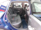 ドア開口部が大きく開き、足元広々ゆったり乗れます。センターアームレスト。