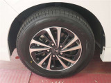 アルミホイール付!鉄ホイールと違って軽いので燃費にも影響してきます。ガソリンの高騰に少しは貢献します!足元がきまります。