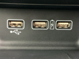エアコン操作パネルの下に、スマートフォンなどの充電可能なUSB端子が2個、音源などの外部入力の可能なUSB端子が1個ついています。移動中に充電もできるので便利です。