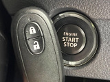 【キーレススタートシステム】カバンやポケットに入れたままでもドアの施錠・解錠が可能なスマートキーを装備。エンジンのオン・オフ時もカギを取り出す必要が無いからとっても便利です♪