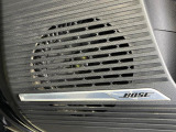 【BOSEサウンドシステム】メーカーオプションの高品位サウンドシステムを搭載。専用のチューニングが施された大小様々なスピーカーから良質なサウンドが奏でられ、臨場感あふれる音響空間を演出します。