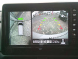 アラウンドビューモニター。上空から見下ろしているかのような映像を映し出して、スムースな駐車をアシストします。