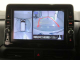 パノラミックビューモニター付きです。車両を上から見たような映像をディスプレイオーディオ画面に表示。運転席からの目視だけでは見にくい、車両周辺の状況をリアルタイムでしっかり確認できます。