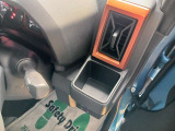 運転席にもドリンクホルダーがついてます。