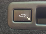 【パワーバックドア】スマートキーや運転席のボタンを押すだけでリアゲートが自動で開閉します!荷物を持っている時や、高い位置にあるバックドアを閉める際に便利な機能です♪