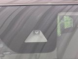 【三菱e-Assist】走行中に前方の車両等を認識し、衝突しそうな時は警報とブレーキで衝突回避と被害軽減をアシスト。より安全にドライブをお楽しみいただけます。