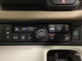 セレクトレバーの左上にオートエアコンがついてますので簡単操作で快適に過ごせます。シートヒータースイッチ内蔵で前席の左右別々に2段階の温度設定ができます。
