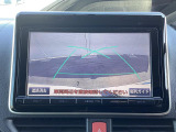 【バックカメラ】駐車時に後方がリアルタイム映像で確認できます。大型商業施設や立体駐車場での駐車時や、夜間のバック時に大活躍!運転スキルに関わらず、今や必須となった装備のひとつです!