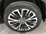 【純正アルミホイール】です!車両デザインに合わせてホイールをデザインしているため、見た目にもカッコイイアルミホイール♪洗車もラクチンで錆びません。