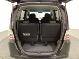 開口部も広く荷物の積み下ろしもしやすいお車となっております。3列目シートは5:5の割合で背もたれを倒しシートの跳ね上げができます。