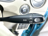 【オートライト】周りの明るさに応じて自動でヘッドライトの点灯・消灯ができる機能です!ライトの付け忘れ・消し忘れなどが無くなり、雨の日や夕方の走行も安心!トンネル通過時も便利ですね♪