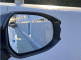 隣車線を走る車両をレーダーで検知し、ドアミラーでは確認しにくい後側方エリアに存在する車両に加え、急接近してくる車両も検知します。車両を検知するとドアミラーに搭載されたLEDインジケーターが点灯します。