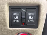 【両側パワースライドドア】スマートキーや運転席のスイッチで後席両側スライドドアの開閉が可能♪電動だから力を入れてドアを開ける必要が無く、小さなお子様でも簡単に開け閉めでき快適です♪
