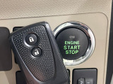 【キーレススタートシステム】カバンやポケットに入れたままでもドアの施錠・解錠が可能なスマートキーを装備。エンジンのオン・オフ時もカギを取り出す必要が無いからとっても便利です♪