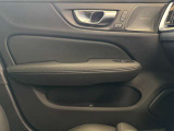 ドアパネルもシートと同色のチャコールカラーになっていて、上品なデザインです。