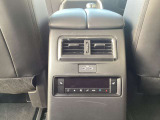 2列目もシートヒーターとUSB充電が可能です。