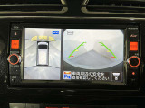 上からの視点で狭い駐車場への駐車に役立つ、アラウンドビューモニター対応メモリーナビ装備。