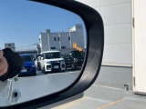 走行中、後方から接近する車両を知らせ、点灯したドアミラー側にウインカーを操作すると点灯とブザー音により注意を知らせる【ブラインドスポットモニター】