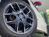 【純正16インチアルミホイール】外観にマッチした純正アルミホイールを装着しております。各種社外アルミホイールや、スタッドレスタイヤも取扱いしております。是非ご相談ください♪