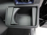 カップホルダーは運転席や助手席からちょうど手の届く位置です!!