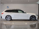 【BMWの伝統-3】BMWのお車は、&ldquo;駆け抜ける歓び&rdquo;を体現しております。走行の安定性とコーナリングの良さを追求し、思い通りにハンドルの操作可能です。