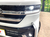 【LEDヘッドライト】悪天候や夜間走行時も良好な視界を確保し安心して運転できる高輝度LEDヘッドライトを装備!点灯速度が早く、消費電力も抑えられています。