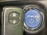 【スマートキー】カバンやポケットに入れたままでもドアの施錠・解錠が可能なスマートキーを装備。エンジンのオン・オフ時もカギを取り出す必要が無いからとっても便利です♪