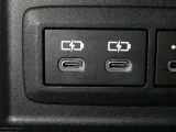 充電用USB端子付き。スマートフォンなどの充電に便利です。