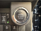 エンジンスタートボタンです。キーが車内にあれば、エンジンの始動・停止はブレーキを踏んでスイッチを押すだけ!キーを取り出す手間を省き、ワンプッシュでエンジンを操作するので簡単でスムーズです。