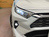 【LEDヘッドライト】悪天候や夜間走行時も良好な視界を確保し安心して運転できる高輝度LEDヘッドライトを装備!点灯速度が早く、消費電力も抑えられています。