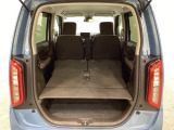 リアシートの背もたれを倒してさらに広々としたトランクスペースになります。段差も少なく荷物の出し入れもしやすくなっています。