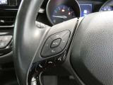 ステアリングスイッチ付き。前方から目を離すことなく操作することが可能です。